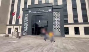 geliboluda-emniyet-gorevlisi-roluyle-10-milyon-tl-dolandiran-2-supheli-tutuklandi-BMwtLWDb